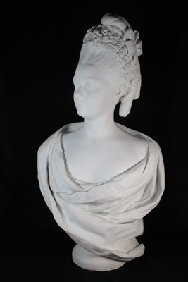 buste en marbre blanc représentant une femme coiffée d'un diadème et d'une couronne