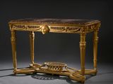 une table sur laquelle est posé un saladier