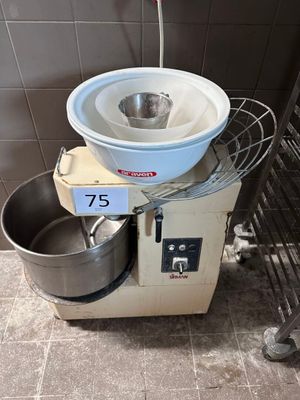 une image représentant un mixeur surmonté d'un saladier