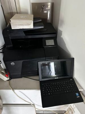deux ordinateurs portables et une imprimante posés par terre