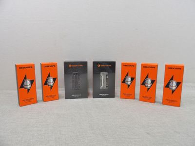 quatre boîtes contenant des appareils électroniques sont alignées sur une surface blanche