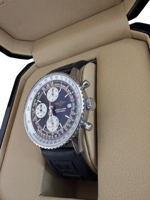une montre présentée dans un écrin sur fond blanc
