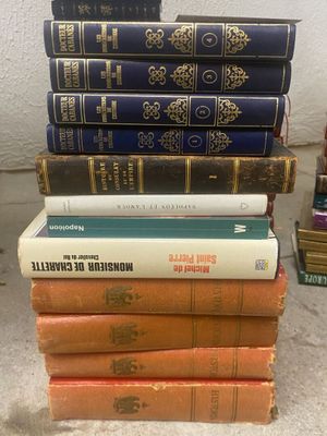 plusieurs livres empilés sur une table