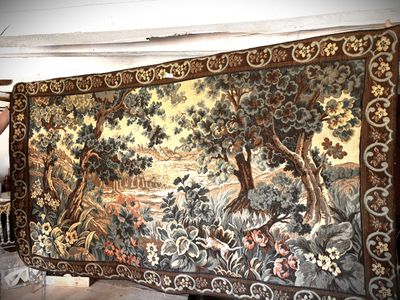 une grande tapisserie accrochée au mur d'une pièce