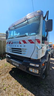 un camion garé sur le côté de la route