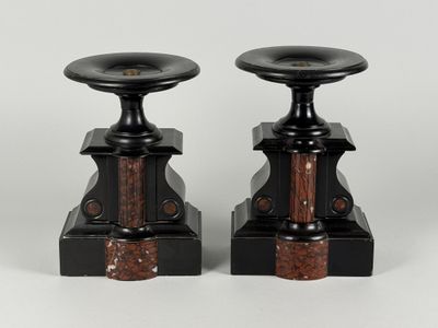 Paire de coupes en marbre noir et marbre rouge griotte.