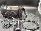 un appareil photo et d'autres appareils électroniques posés par terre