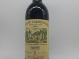 une bouteille de vin posée sur une table