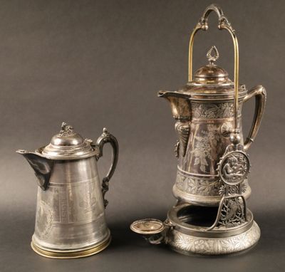 une cafetière en argent et une cafetière en argent
