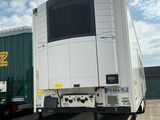 deux camions garés l'un à côté de l'autre dans un parking
