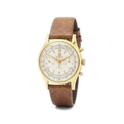 gros plan d'une montre sur fond blanc avec un bracelet marron