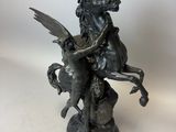 statue en bronze représentant un cheval ailé avec un cavalier ailé sur le dos