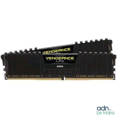 un gros plan sur une paire de modules RAM posés sur une surface blanche