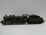 un petit train qui roule sur les rails dans la neige