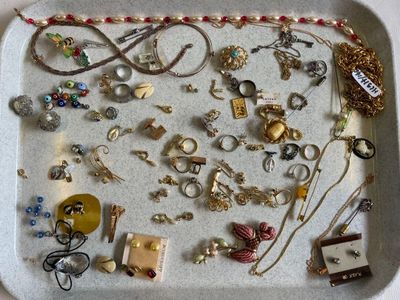 un plateau contenant plusieurs types de bijoux différents