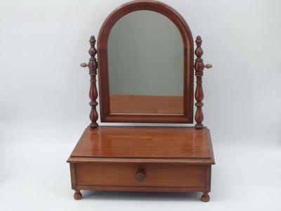 une photo d'une commode en bois surmontée d'un miroir