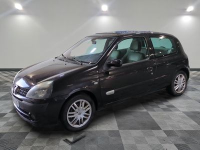 la photo d'une petite voiture noire garée dans un garage