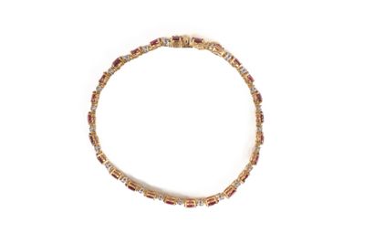 bracelet en or orné de pierres multicolores sur fond blanc
