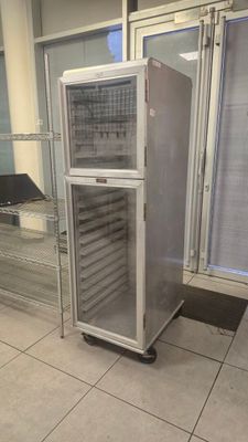 une photo d'un réfrigérateur professionnel dans une cuisine professionnelle