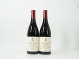 deux bouteilles de vin rouge posées l'une à côté de l'autre sur une table