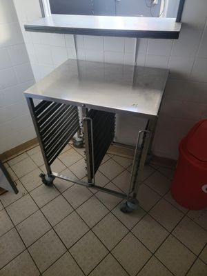 une photo d'une cuisine avec un micro-ondes et une table