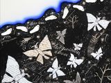 une peinture en noir et blanc représentant des papillons sur un fond noir