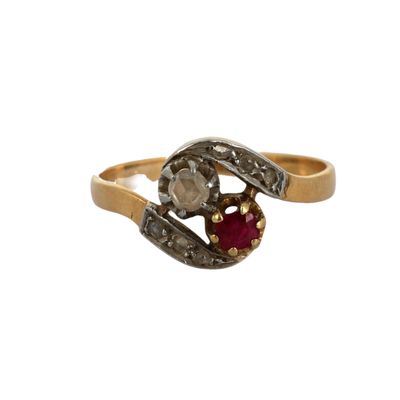 gros plan d'une bague en or avec une pierre rouge