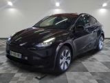 la photo d'une voiture noire garée dans un garage