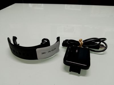 un téléphone portable branché sur un chargeur