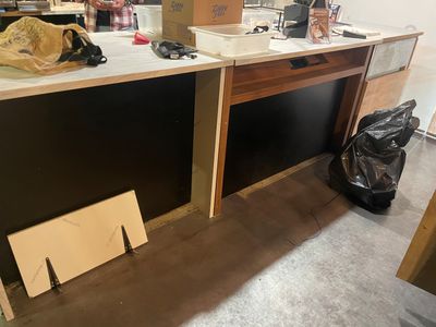 1 comptoir caisse en mélaminé bois et habillage ( modifié ) …