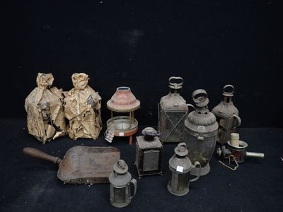 beaucoup d'objets anciens qui traînent sur une table