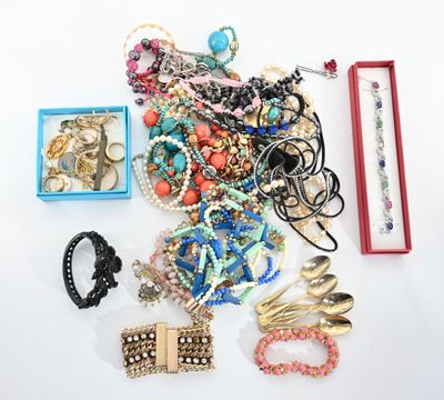 une pile de bijoux assortis sur une surface blanche