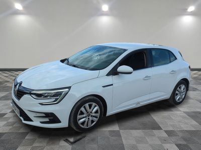 une voiture blanche garée dans une pièce au sol en damier