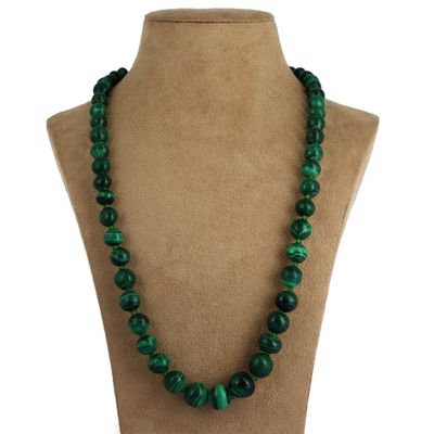 un collier de perles vertes autour du cou d'un mannequin