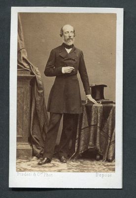 une photo en noir et blanc d'un homme en costume et haut-de-forme