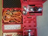une boîte à outils rouge avec des outils sur le sol