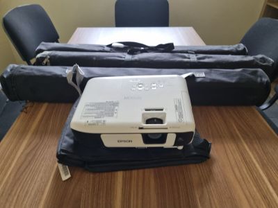un ordinateur portable posé sur une pile de bagages, sur une table