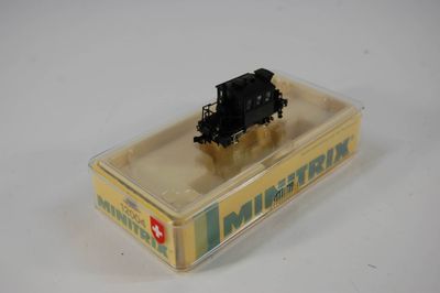 un petit train miniature dans une boîte en plastique