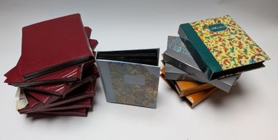 plusieurs livres empilés sur une table