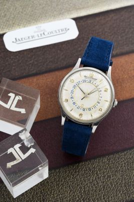 une montre posée sur un livre