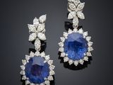 une paire de boucles d'oreilles en saphir et diamant
