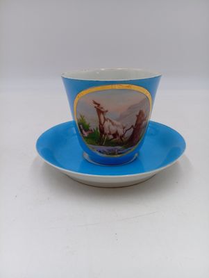 une image représentant une tasse et une soucoupe ornées d'une peinture