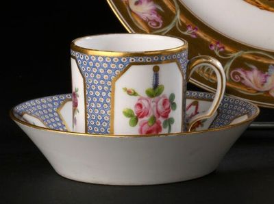 une tasse et une soucoupe posées sur une table
