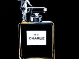 un tableau représentant une femme debout sur un flacon de parfum