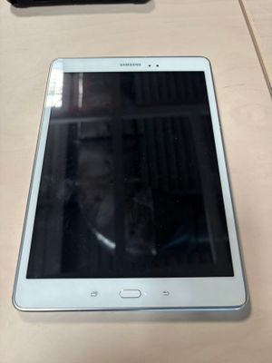 une tablette posée sur une table à côté d'un téléphone portable