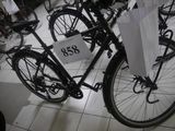 un vélo noir avec une étiquette de prix dans un magasin