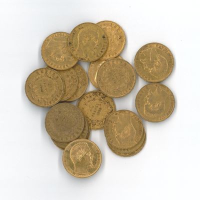une pile de pièces d'or sur une surface blanche