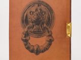 un vieux livre avec l'image d'un lion sur la couverture