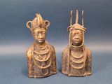 paire de figurines en bronze représentant deux personnes portant des coiffes