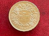 une pièce d'or sur laquelle figure un blason, sur un fond rouge